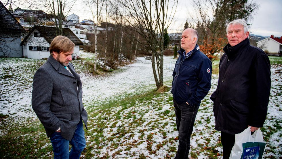 Protesterer: Fredlydalen Velforening ved leder Robert Rasmussen (t.v.), nestleder Jan Erik Sæther og styremedlem i Huseierlaget Steindalsflata 4, Helge Raaen, går sterkt imot Trondheim kommunes planer om å gjenåpne deler av Fredlybekken, som har vært lagt i rør siden 60-tallet.
(Foto: Ole Martin Wold, OLE MARTIN WOLD)